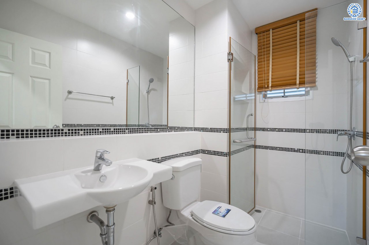 บ้านมือสองตกแต่งใหม่ โครงการ ไลฟ์ บางกอก บูเลอวาร์ด พระราม5 ตกแต่งหรูหรา เนื้อที่ 52.3 ตร.ว. ฟังก์ชัน 3 ห้องนอน 3 ห้องน้ำ 1 ห้องอเนกประสงค์ จอดรถได้ 2 คัน บนทำเลเชื่อมต่อเมือง ใกล้รถไฟฟ้าสายสีม่วง "สถานีแยกติวานนท์" จุดขึ้นทางด่วน "ศรีรัช" และรายล้อมด้วยสิ่งอำนวยความสะดวกครบ